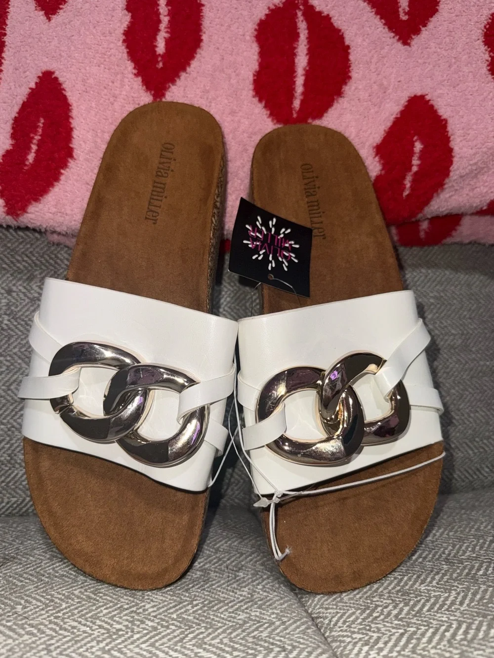 Olivia Miller White Flat Sandals With Cute‎ Gold Chain